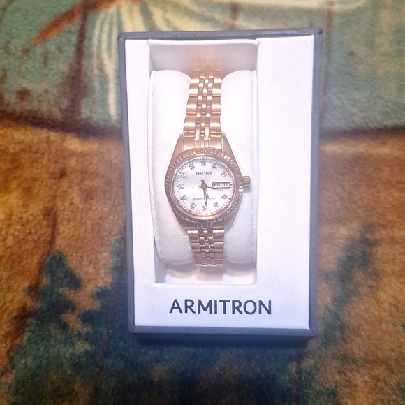 Womens Armitron watch gold - Picture 1 of 2